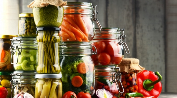 Quelles sont les étapes pour conserver des légumes dans du vinaigre ?