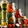 Quelles sont les étapes pour conserver des légumes dans du vinaigre ?